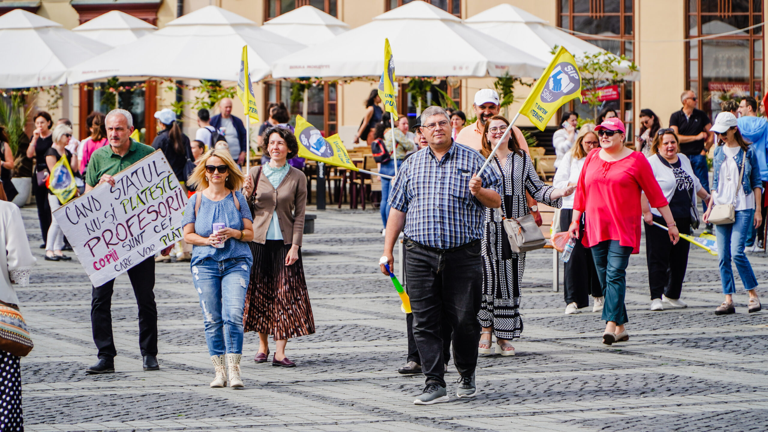 video marș cu mii de cadre didactice la sibiu - candele aprinse pentru educație și strigăte în cor - „am fost păcăliți și mințiți de fiecare dată”