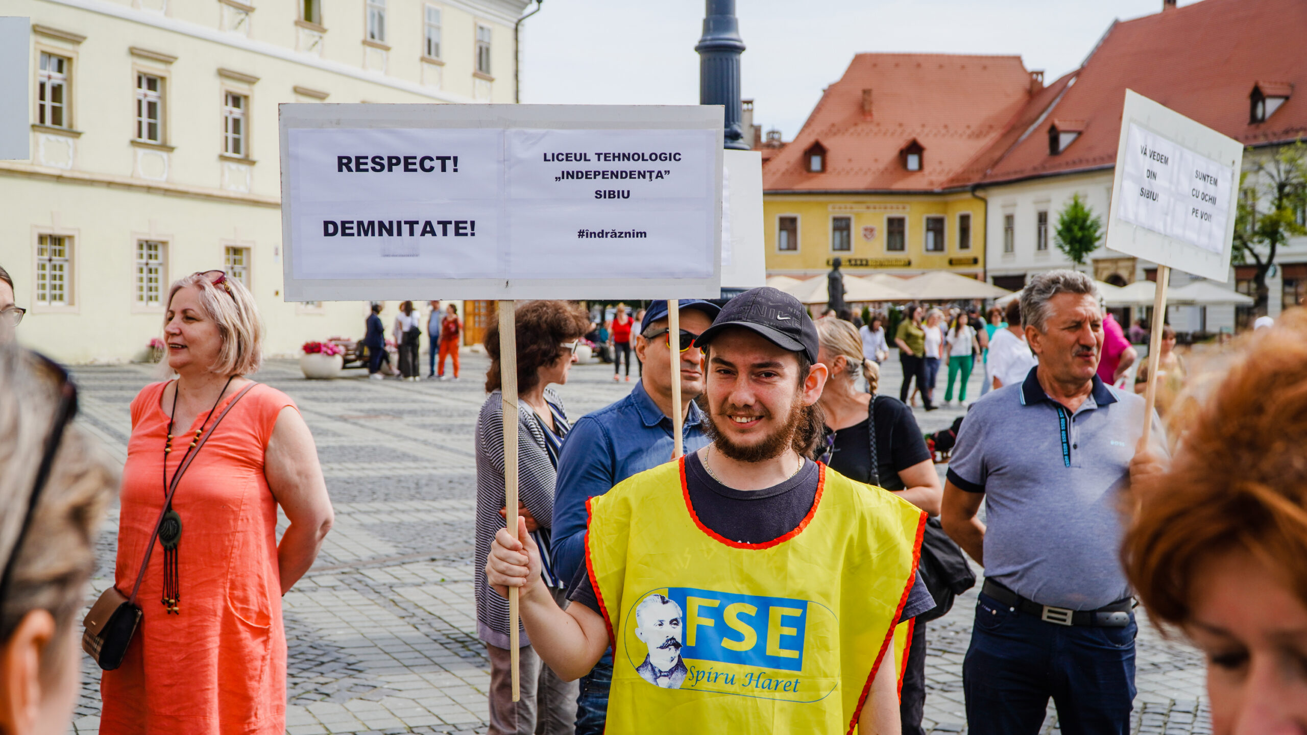 video marș cu mii de cadre didactice la sibiu - candele aprinse pentru educație și strigăte în cor - „am fost păcăliți și mințiți de fiecare dată”