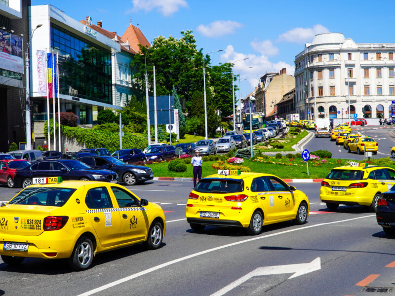 VIDEO FOTO Sibiul paralizat de protestul taximetriștilor. Cer interzicerea BOLT și Uber în oraș – ”Ne-au scăzut comenzile cu 80 la sută!”