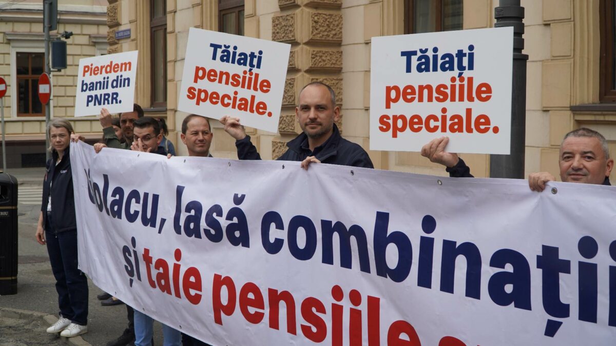 VIDEO Protest USR în fața Prefecturii Sibiu - „Ciolacu, lasă combinațiile penale și taie pensiile speciale”