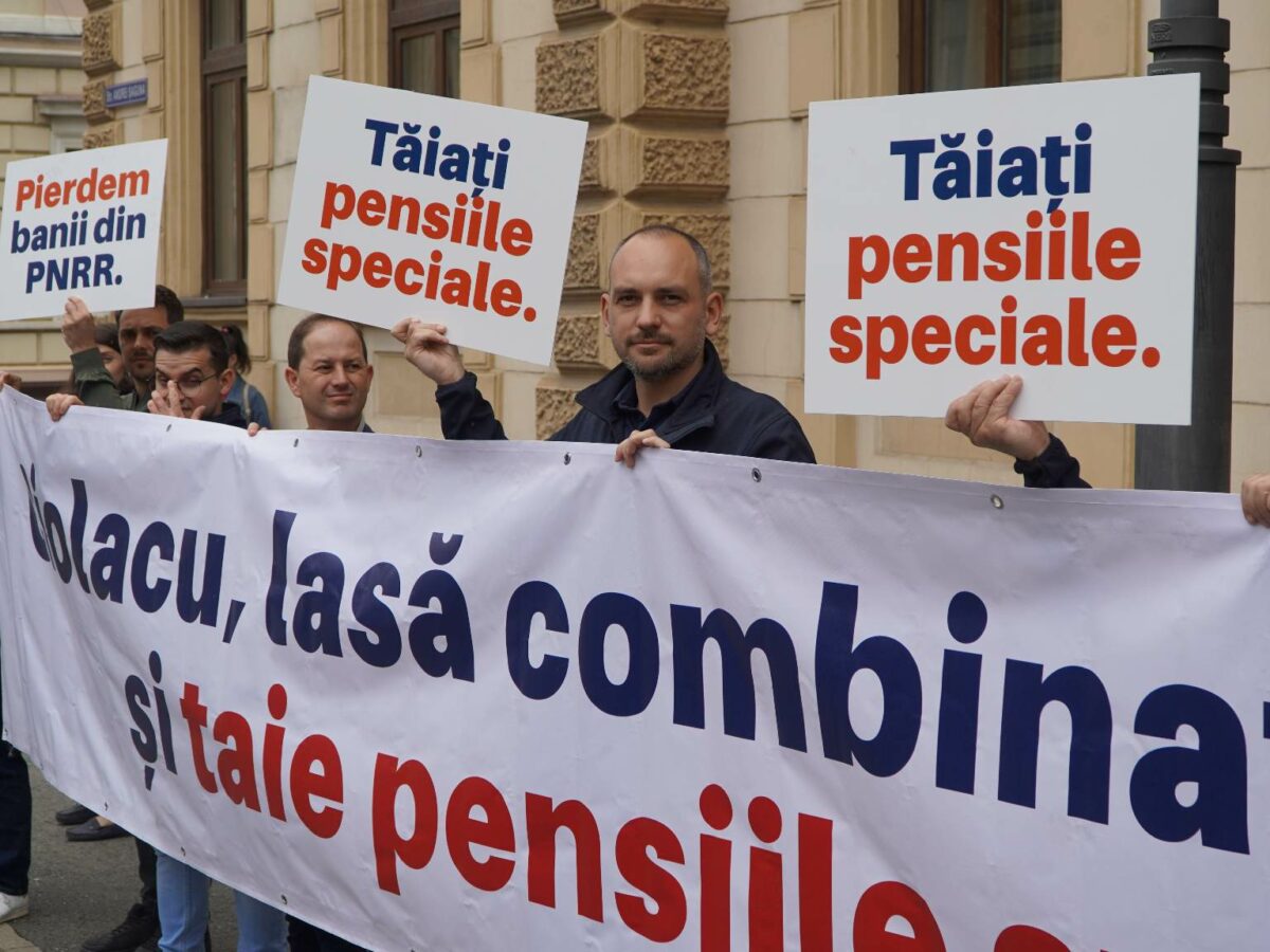 VIDEO Protest USR în fața Prefecturii Sibiu - „Ciolacu, lasă combinațiile penale și taie pensiile speciale”