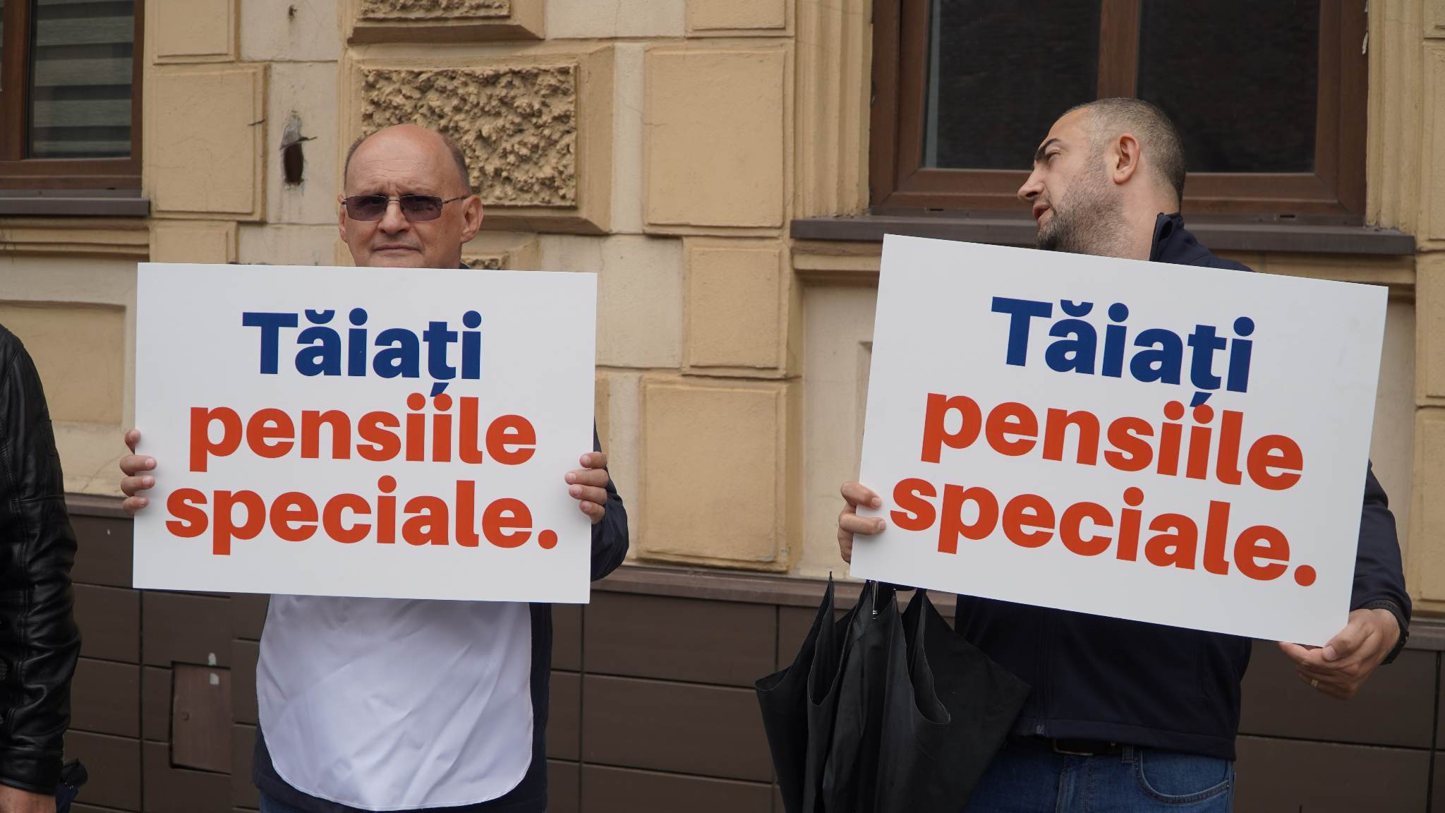 VIDEO Protest USR în fața Prefecturii Sibiu - „Ciolacu, lasă combinațiile penale și taie pensiile speciale”