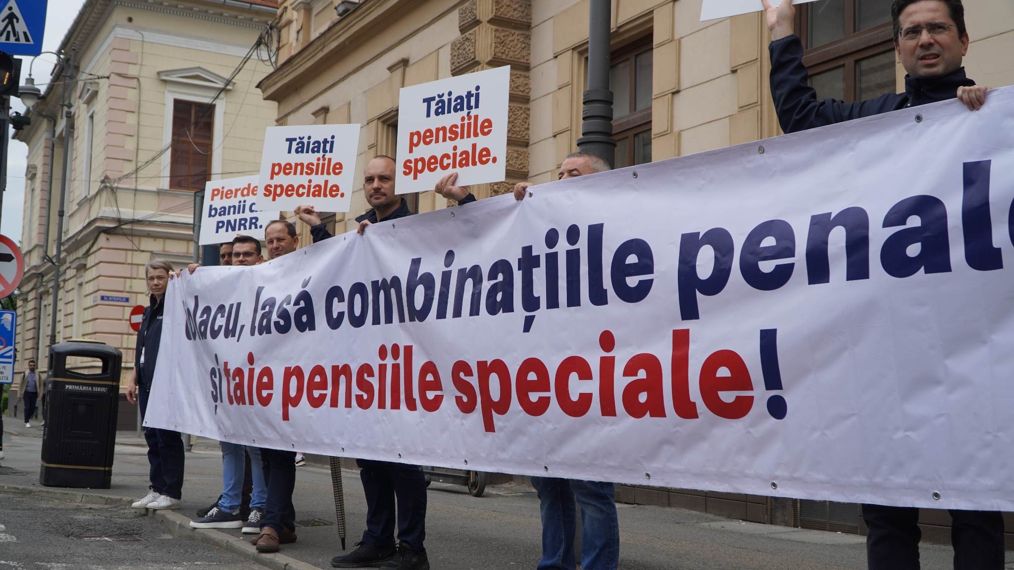 VIDEO Protest USR în fața Prefecturii Sibiu - „Ciolacu, lasă combinațiile penale și taie pensiile speciale”