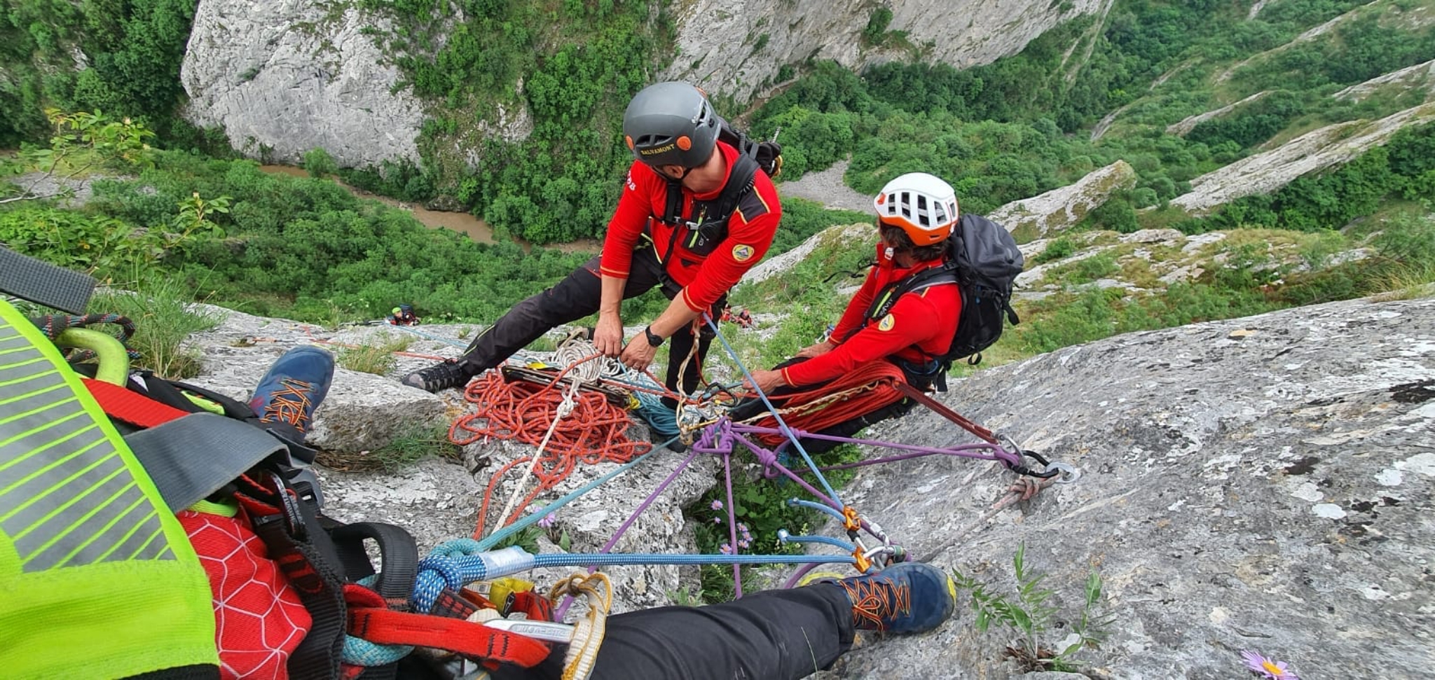 FOTO: Salvamontiștii sibieni au participat la un exercițiu național de salvare dintre stânci