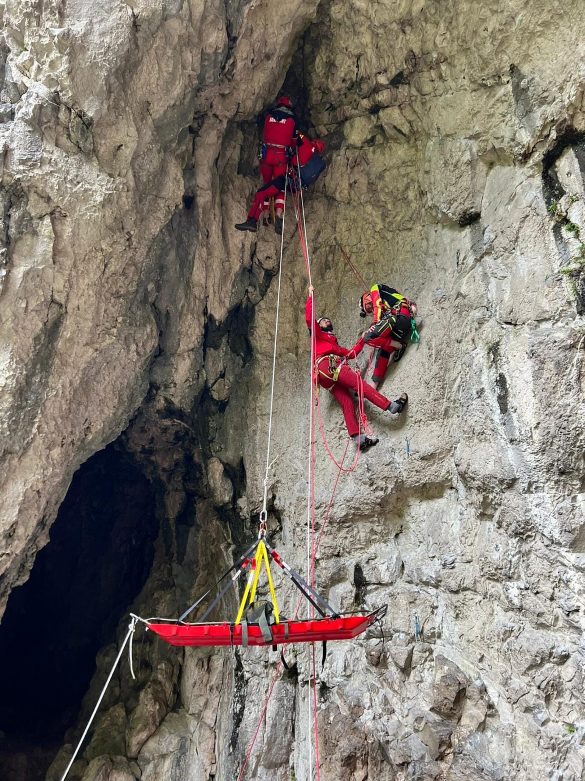 FOTO: Salvamontiștii sibieni au participat la un exercițiu național de salvare dintre stânci