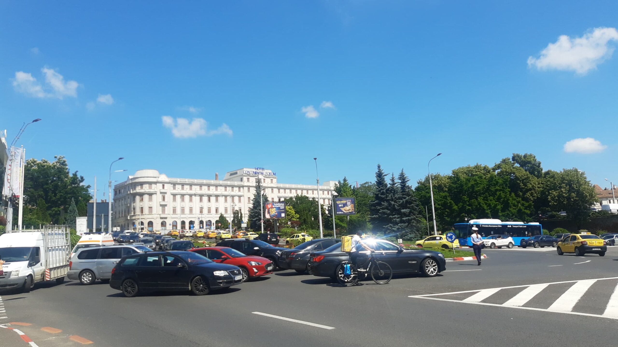 video foto: taximetriștii din sibiu protestează împotriva bolt și uber - trafic blocat în zona ramada