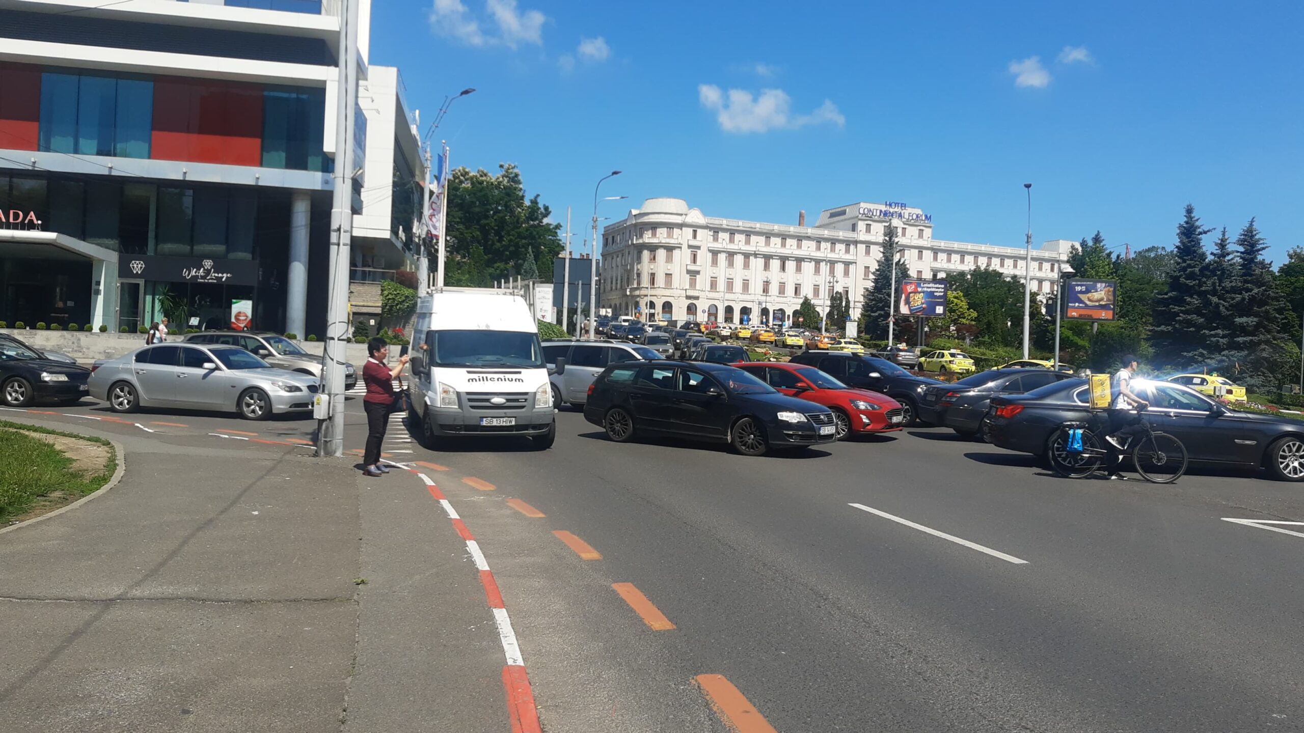 video foto: taximetriștii din sibiu protestează împotriva bolt și uber - trafic blocat în zona ramada