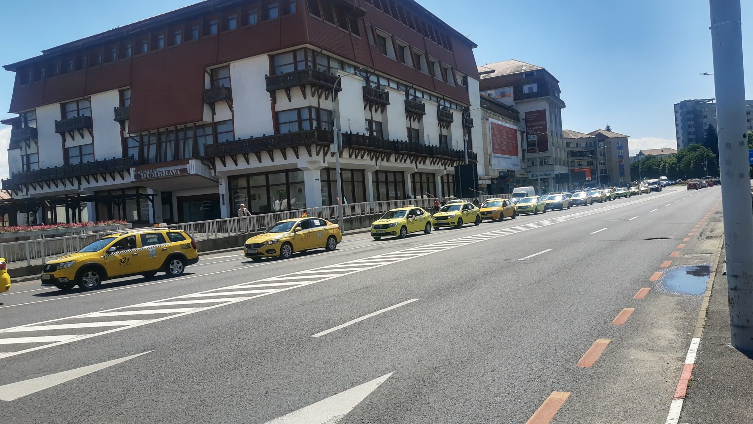 video foto: taximetriștii din sibiu protestează împotriva bolt și uber - trafic blocat în zona ramada