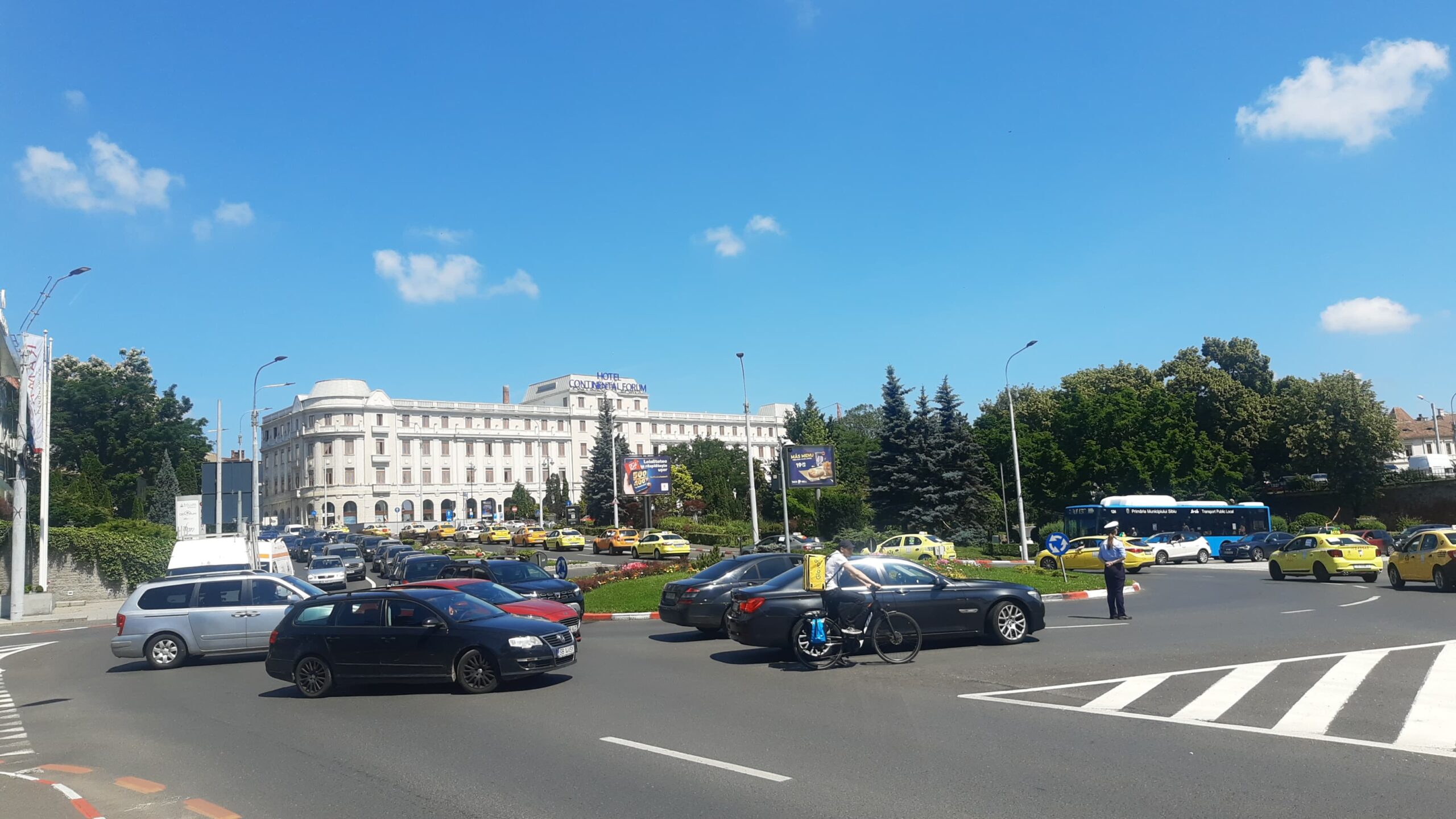 video foto: taximetriștii din sibiu protestează împotriva bolt și uber - trafic blocat în zona ramada