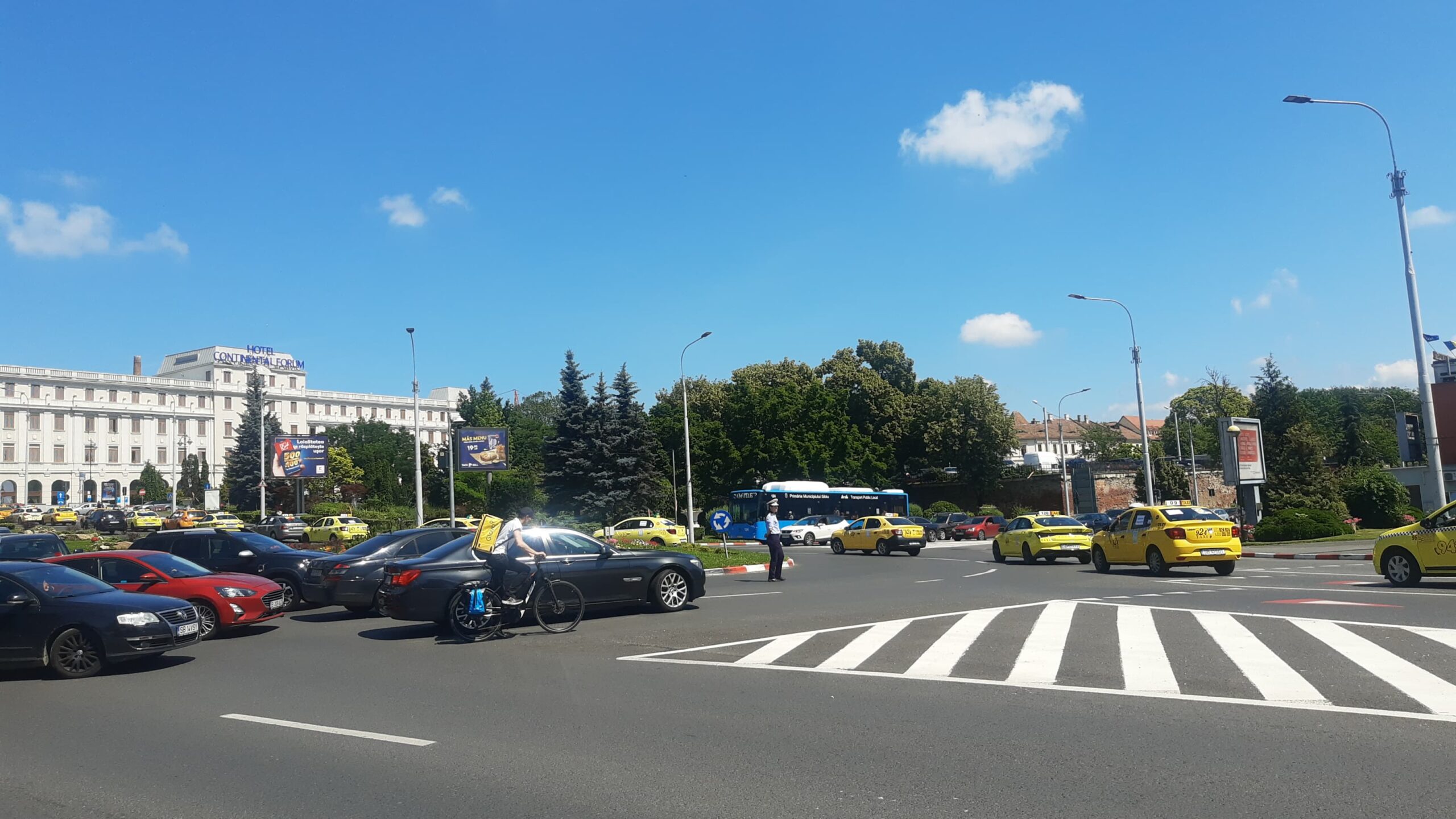 video foto: taximetriștii din sibiu protestează împotriva bolt și uber - trafic blocat în zona ramada