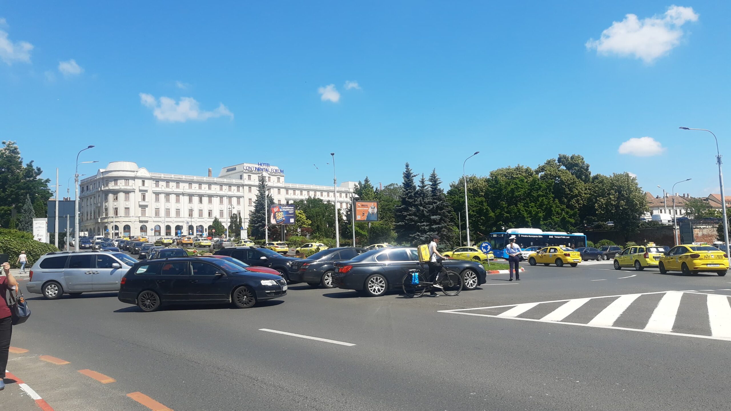 video foto: taximetriștii din sibiu protestează împotriva bolt și uber - trafic blocat în zona ramada