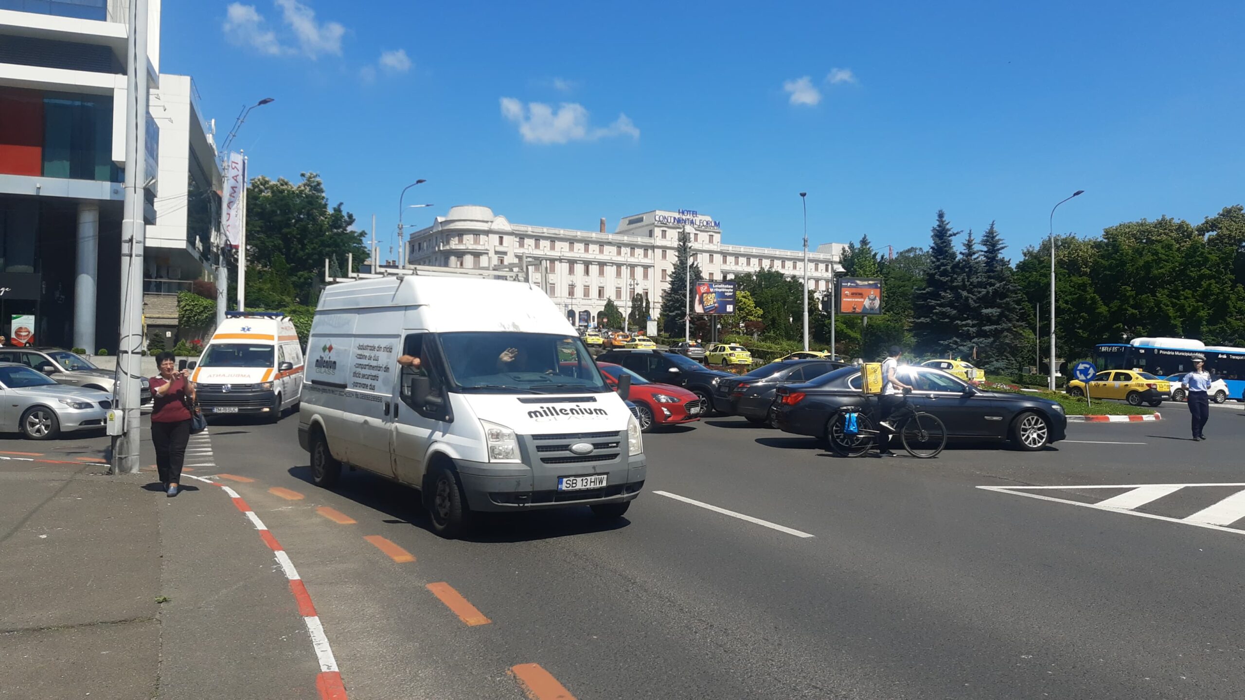 video foto: taximetriștii din sibiu protestează împotriva bolt și uber - trafic blocat în zona ramada