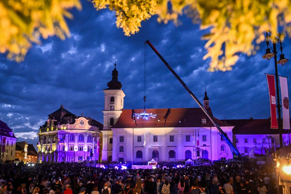 primul weekend din iulie, plin de evenimente - concert voltaj, spectacole la fits, dirty nano la backyard și zilele hungarikum la muzeul astra