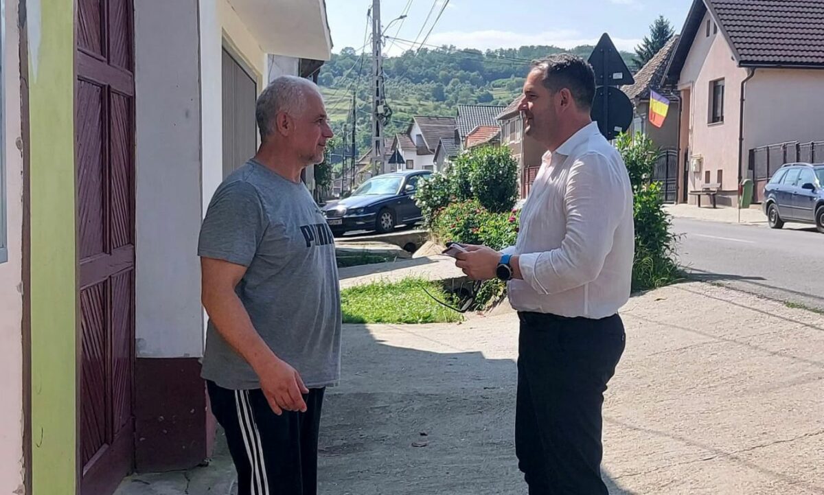 senatorul claudiu mureșan de vorbă cu locuitorii comunei dârlos