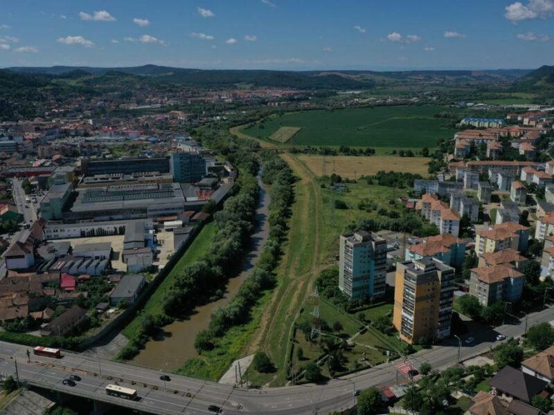 primăria mediaș amenajează alei de promenadă și piste de biciclete pe malurile târnavei (video)