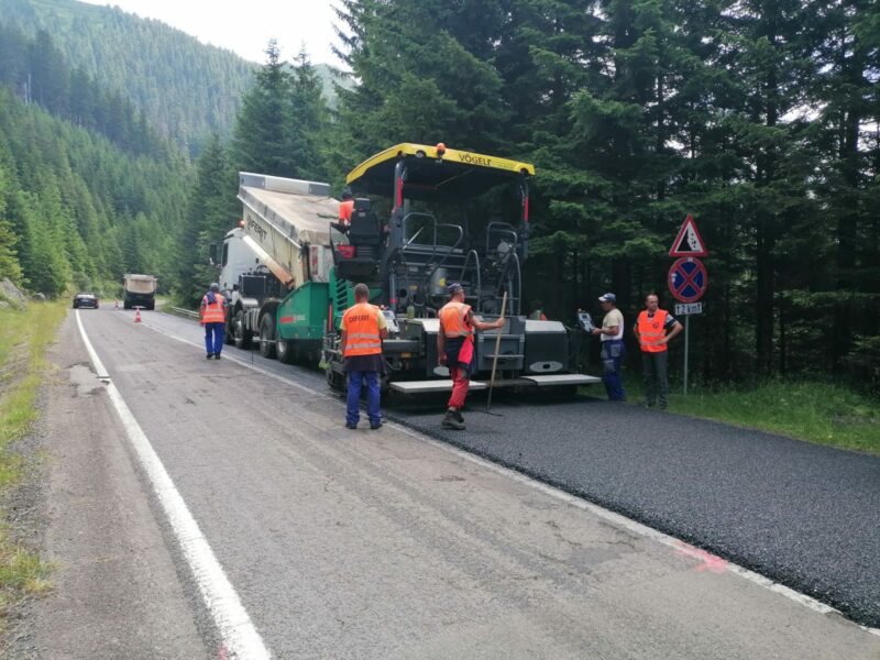 foto se reasfaltează un tronson important de pe transfăgărășan