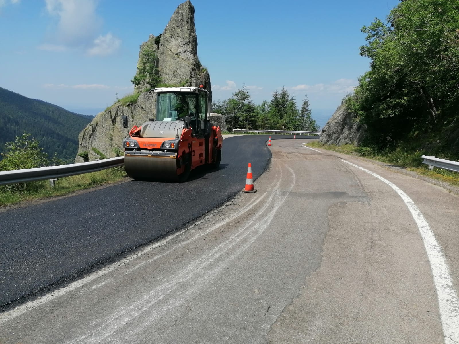 foto se reasfaltează un tronson important de pe transfăgărășan