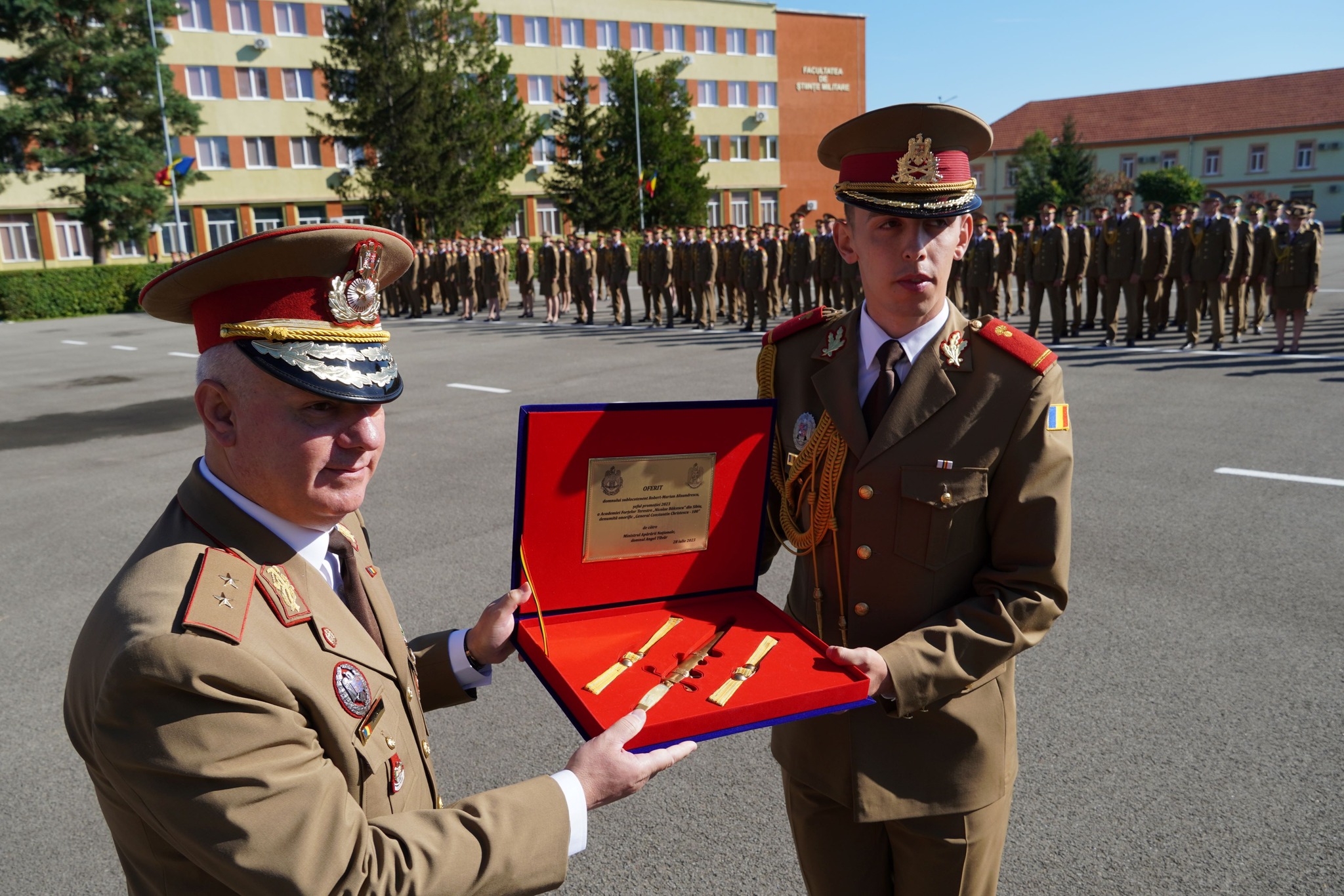 FOTO Zâmbete și emoții. Peste 300 de absolvenți ai AFT Sibiu au devenit ofițeri în Armata Română