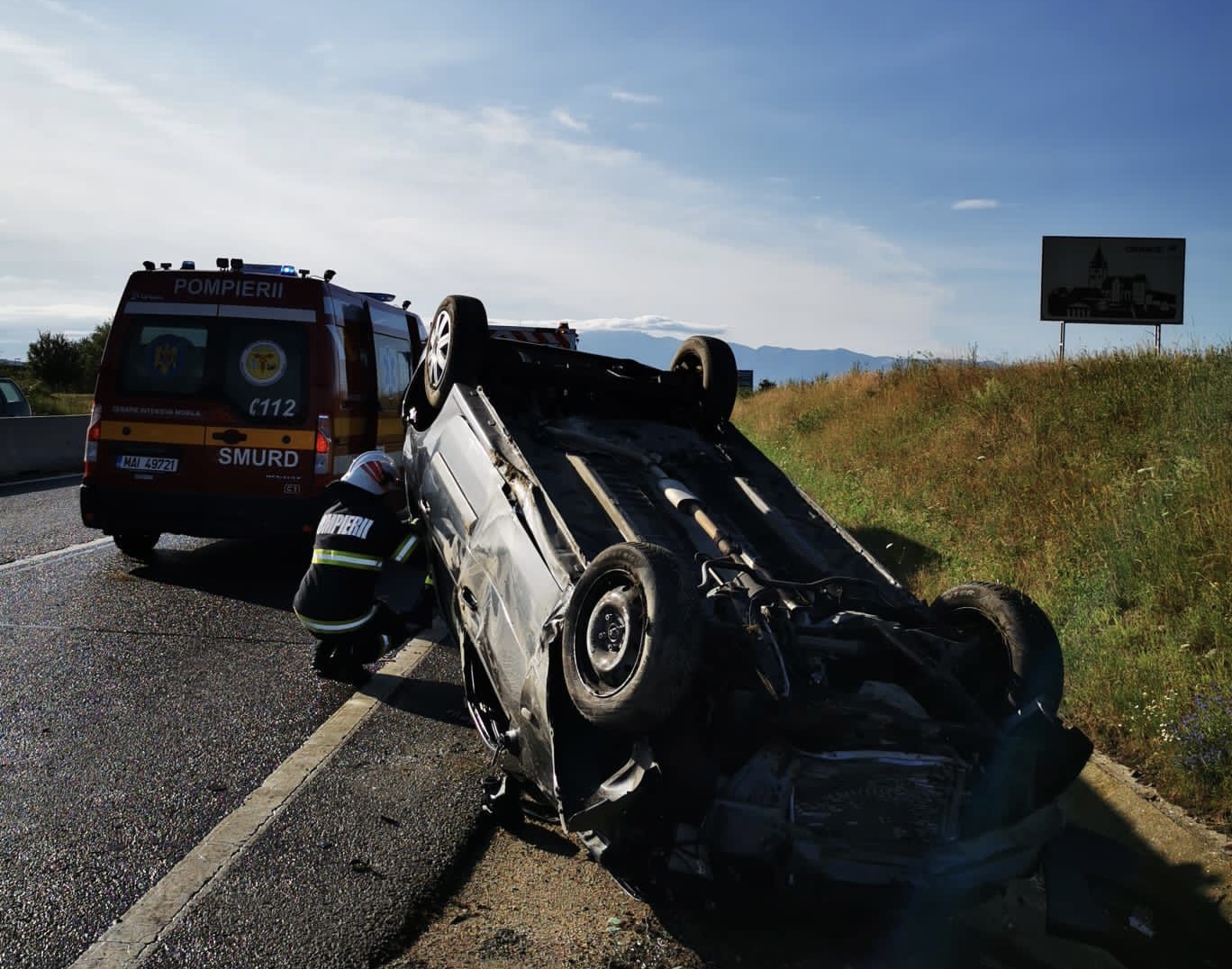 FOTO: Accident pe DN1 la Șelimbăr - Un șofer s-a răsturnat cu mașina