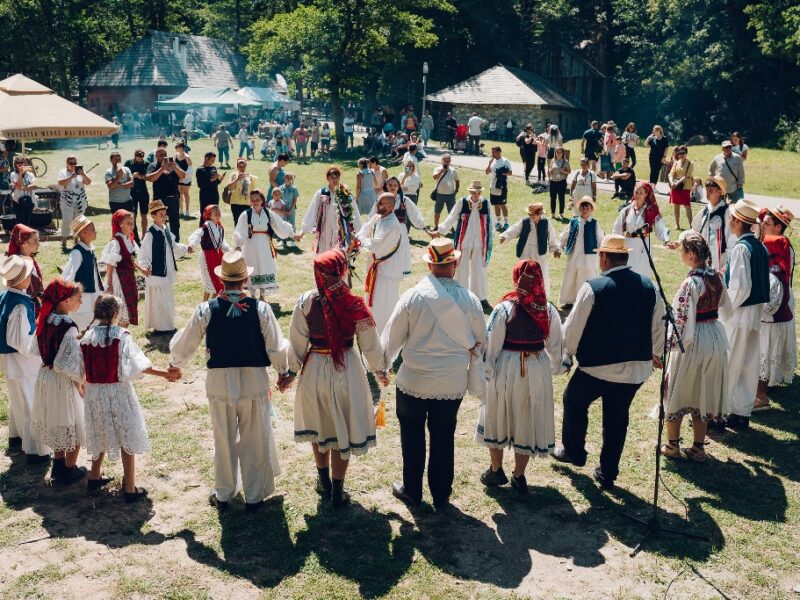 Peste 20.000 de oameni sunt aşteptaţi în Dumbrava Sibiului - A început Festivalul Astra Multicultural