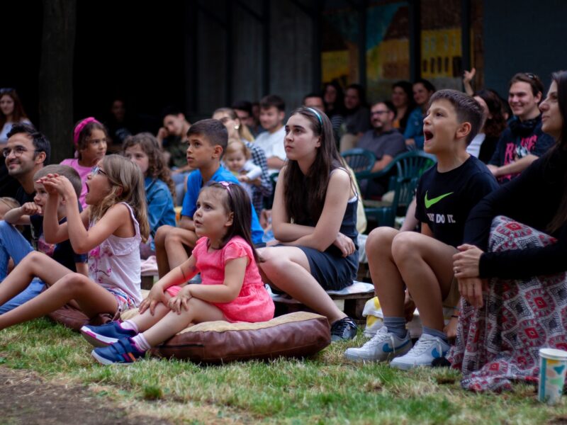 teatrul din cartier a venit pentru a rămâne în comunitate - sibienii îl cer și îi duc dorul