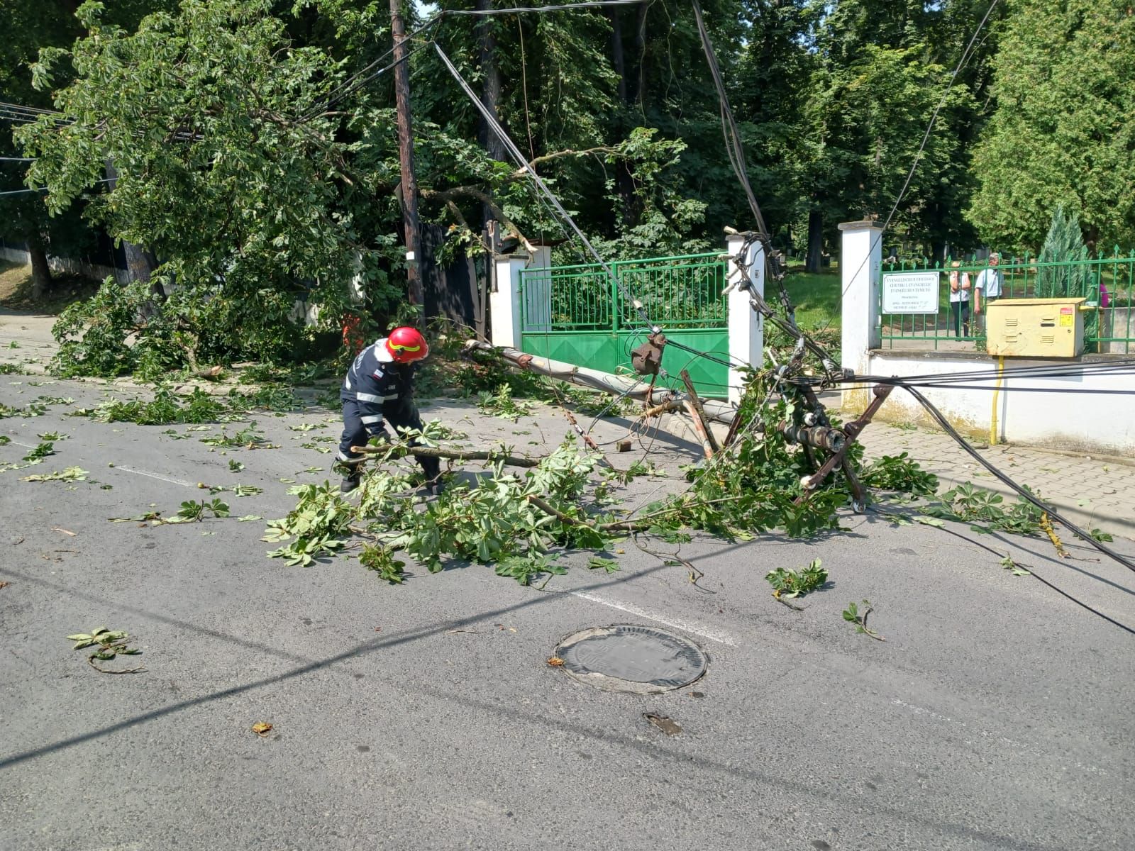 FOTO Stâlp de electricitate rupt pe o stradă din Mediaș