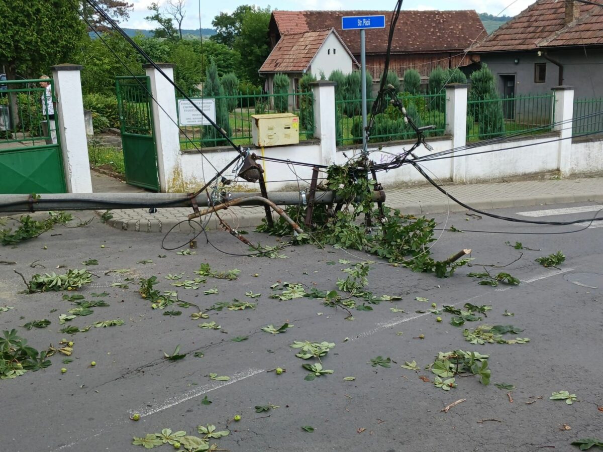 FOTO Stâlp de electricitate rupt pe o stradă din Mediaș