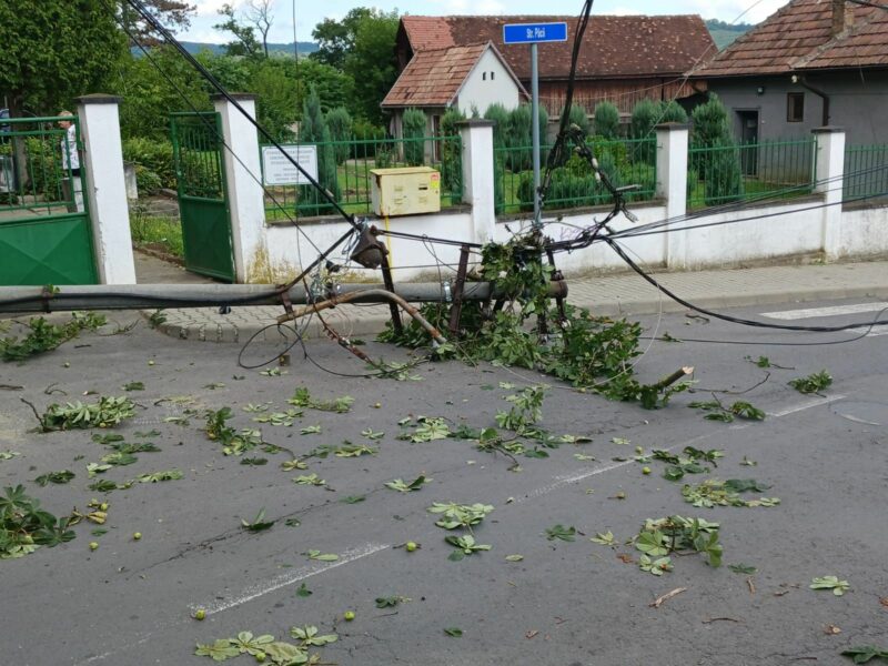 foto stâlp de electricitate rupt pe o stradă din mediaș