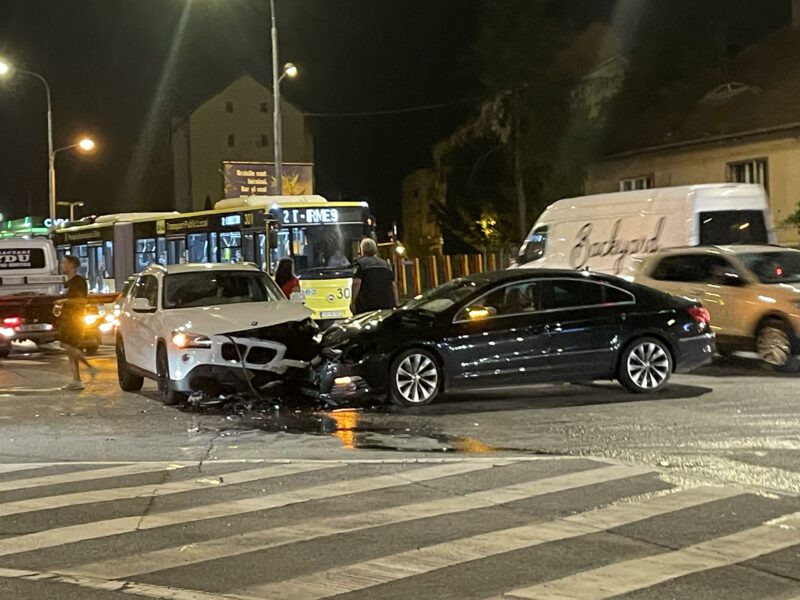 tamponare la semaforul de la ieșirea din sibiu spre șelimbăr. trafic îngreunat. vezi imagini.