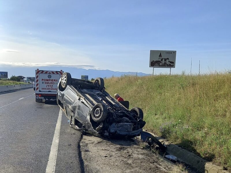 foto: accident pe dn1 la șelimbăr - un șofer s-a răsturnat cu mașina