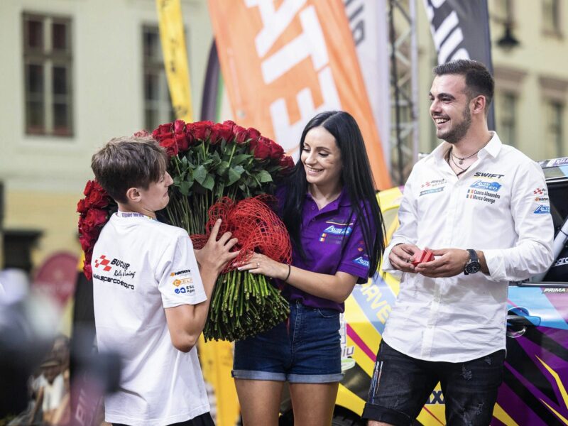 foto moment unic la raliul sibiului - copilotul george marcu și-a cerut iubita în căsătorie pe podiumul de prezentare