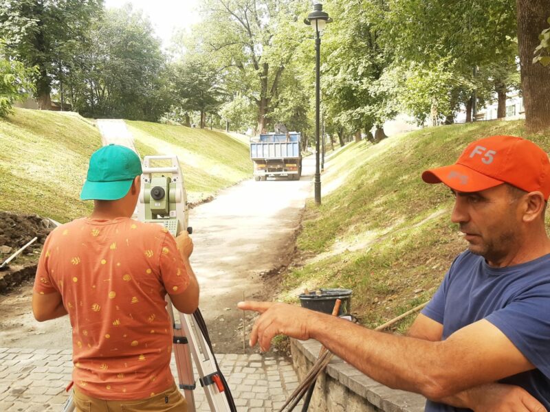 asfaltul de pe aleea celebrităților decopertat din nou. primăria pune plăci de granit (foto video)