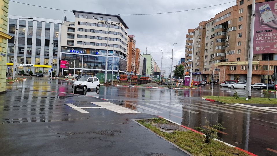 Matiz luat de vânt și ajuns în mijlocul intersecției pe Mihai Viteazu