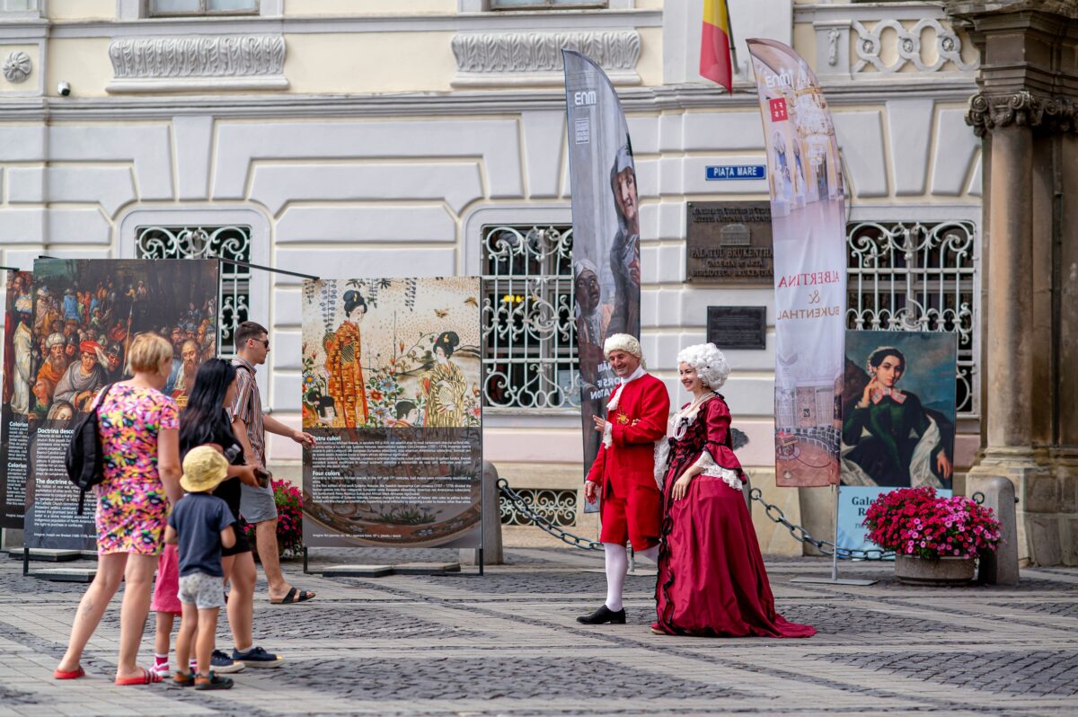 Baronul Brukenthal și Sophia au întâmpinat vizitatorii muzeului din centrul Sibiului