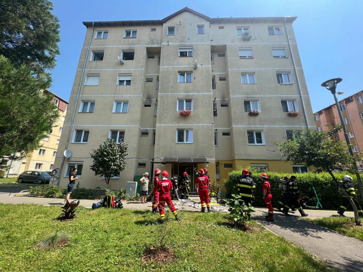 FOTO: Incendiu într-un bloc de pe Aleea Haiducului - Un locatar a uitat o oală pe foc