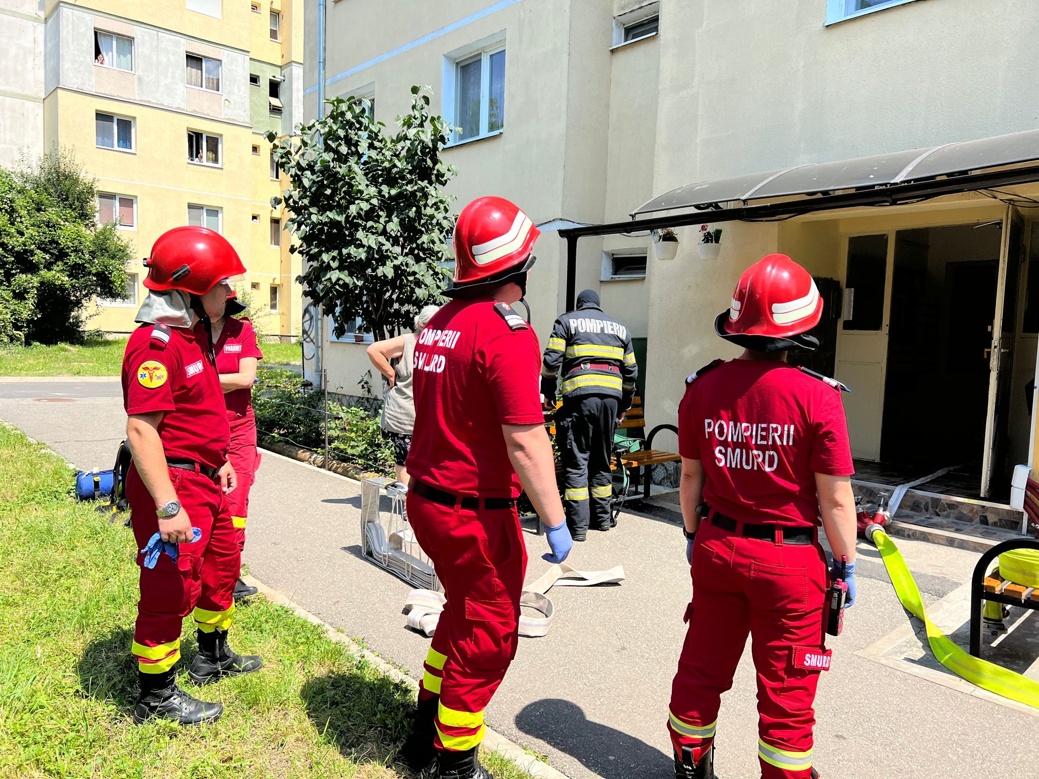 FOTO: Incendiu într-un bloc de pe Aleea Haiducului - Un locatar a uitat o oală pe foc