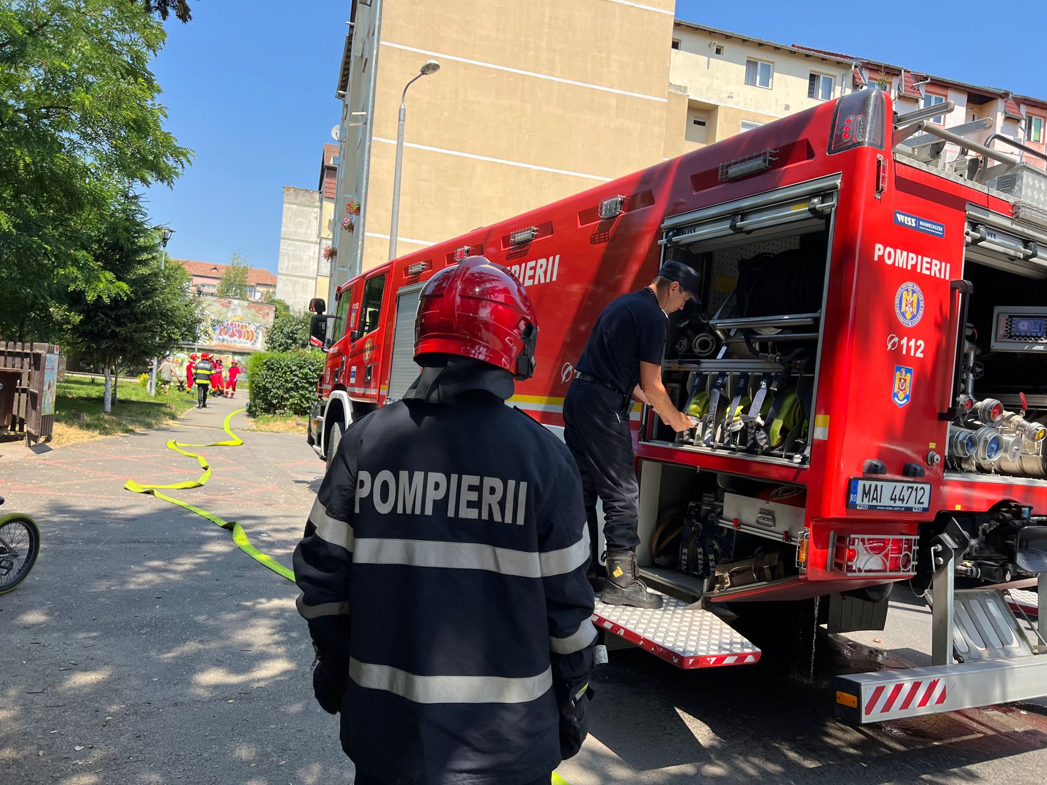 FOTO: Incendiu într-un bloc de pe Aleea Haiducului - Un locatar a uitat o oală pe foc