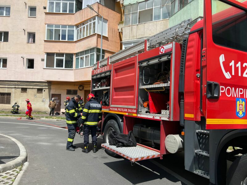 foto: treizeci de locatari evacuați dintr-un bloc de pe nicolae iorga - „a fost semnalat un miros înțepător”