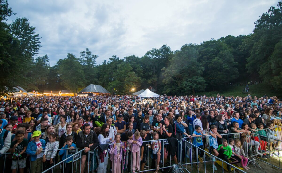 vineri începe vinfest - muzeul astra, gazda celor mai rafinate degustări de vin, acompaniate de concerte cu argatu’, raluka & proiectul balkanic, bosquito și food truck-uri cu arome imposibil de ratat