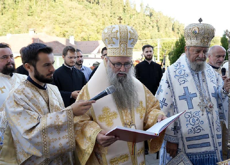 a fost sființită catedrala mărginimii sibiului. mitropolitul ardealului întâmpinat de localnici îmbrăcați în costume populare (foto)