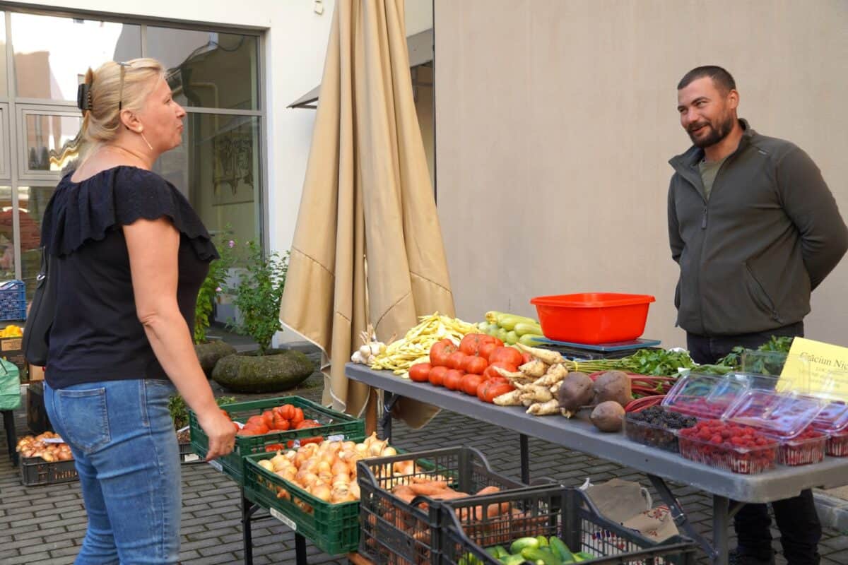 Piața volantă, vineri la Consiliul Județean. Zece producători locali vin cu fruncte, legume și produse din carne