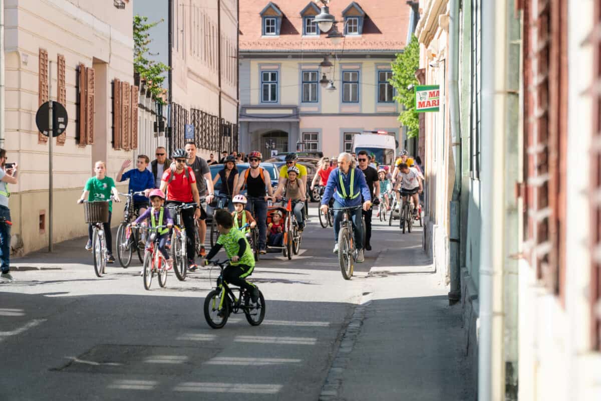 se lansează lansează campania #activspreșcoală la sibiu. mersul pe jos, bicicleta și trotineta, alternative sănătoase la mașina personală