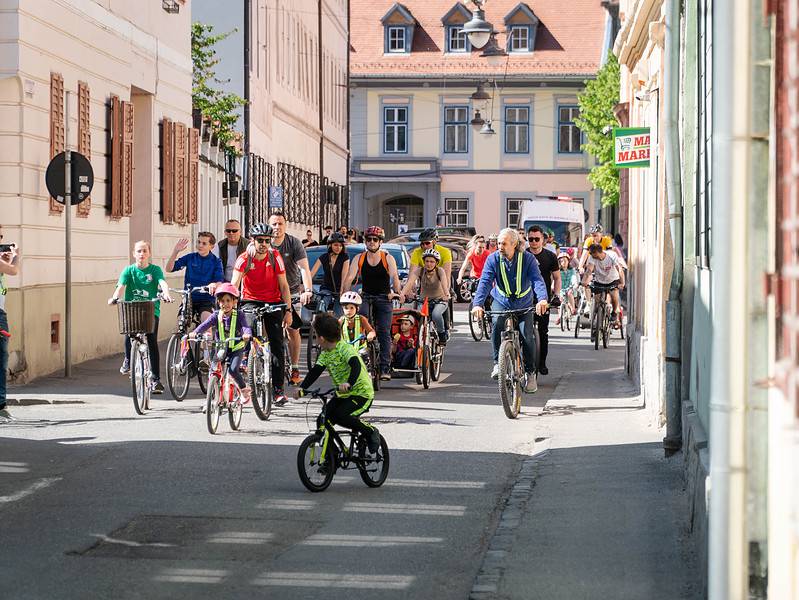 se lansează lansează campania #activspreșcoală la sibiu. mersul pe jos, bicicleta și trotineta, alternative sănătoase la mașina personală