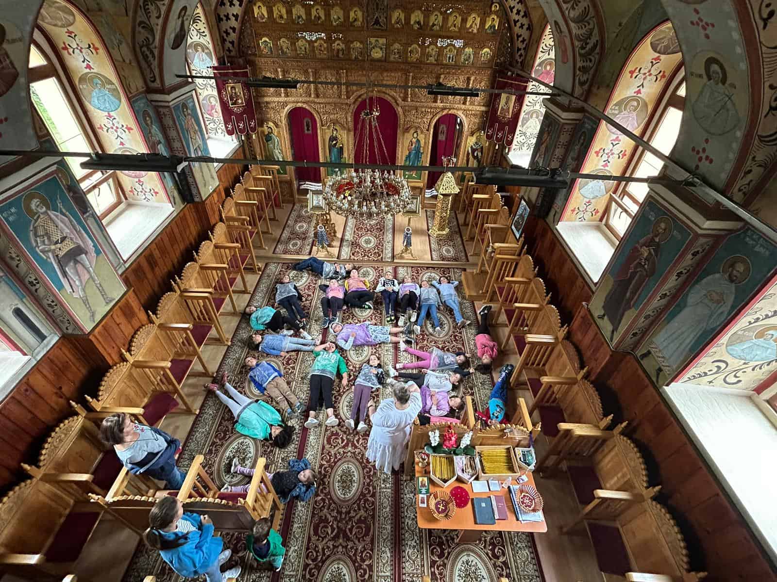 Tabără de vară la biserica din Hamba. Zeci de copii au învățat să picteze icoane pe sticlă (foto)