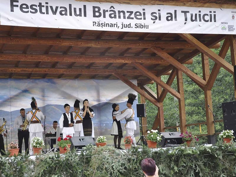 notați în calendar pentru weekend - invitație la festivalul brânzei și al țuicii de la rășinari