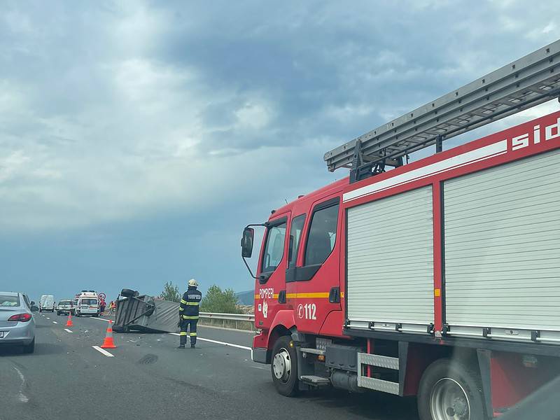 accident pe a1 sibiu-deva. impact între două mașini, o autoutilitară și o remorcă (foto)