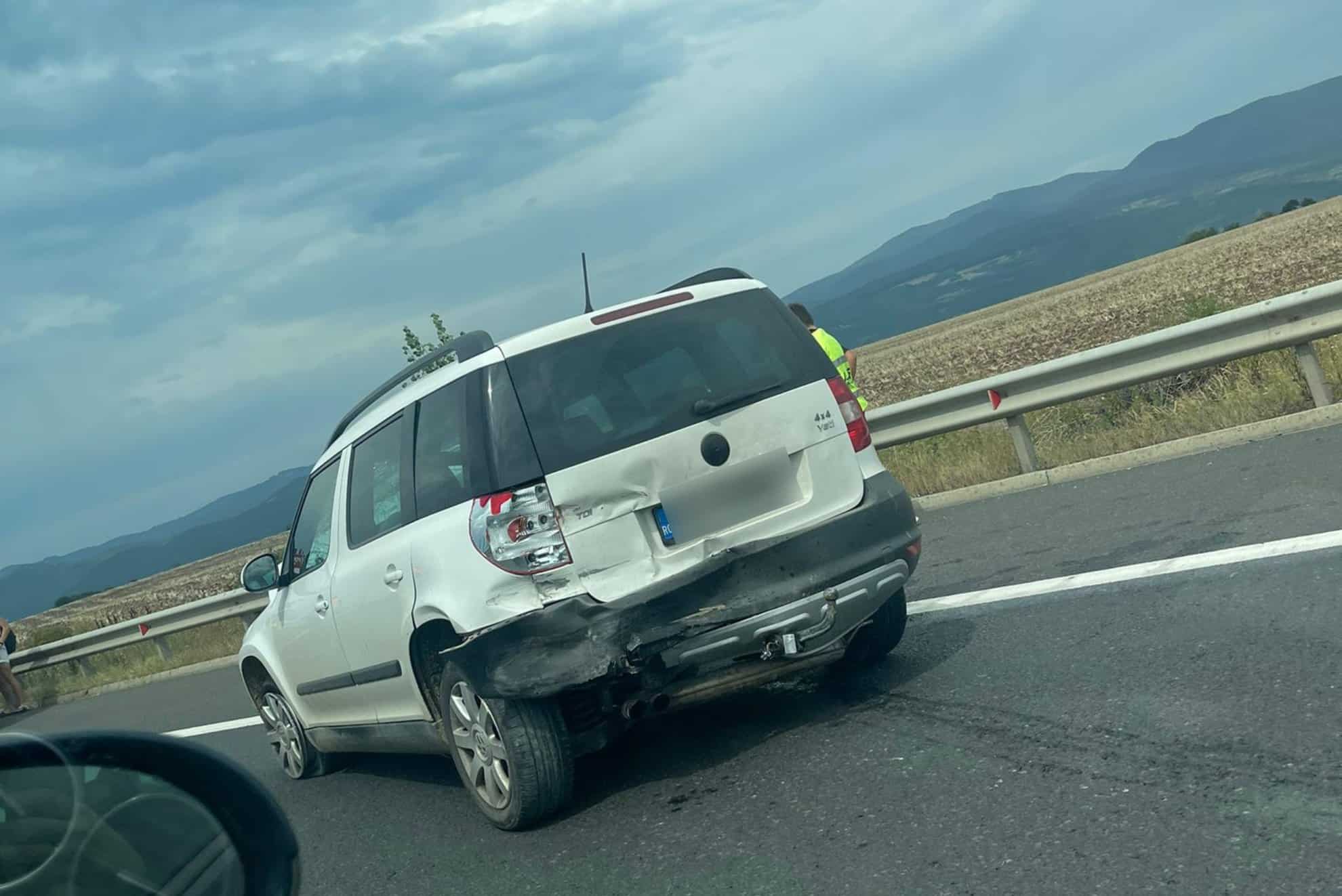 Accident pe A1 Sibiu-Deva. Impact între două mașini, o autoutilitară și o remorcă (foto)