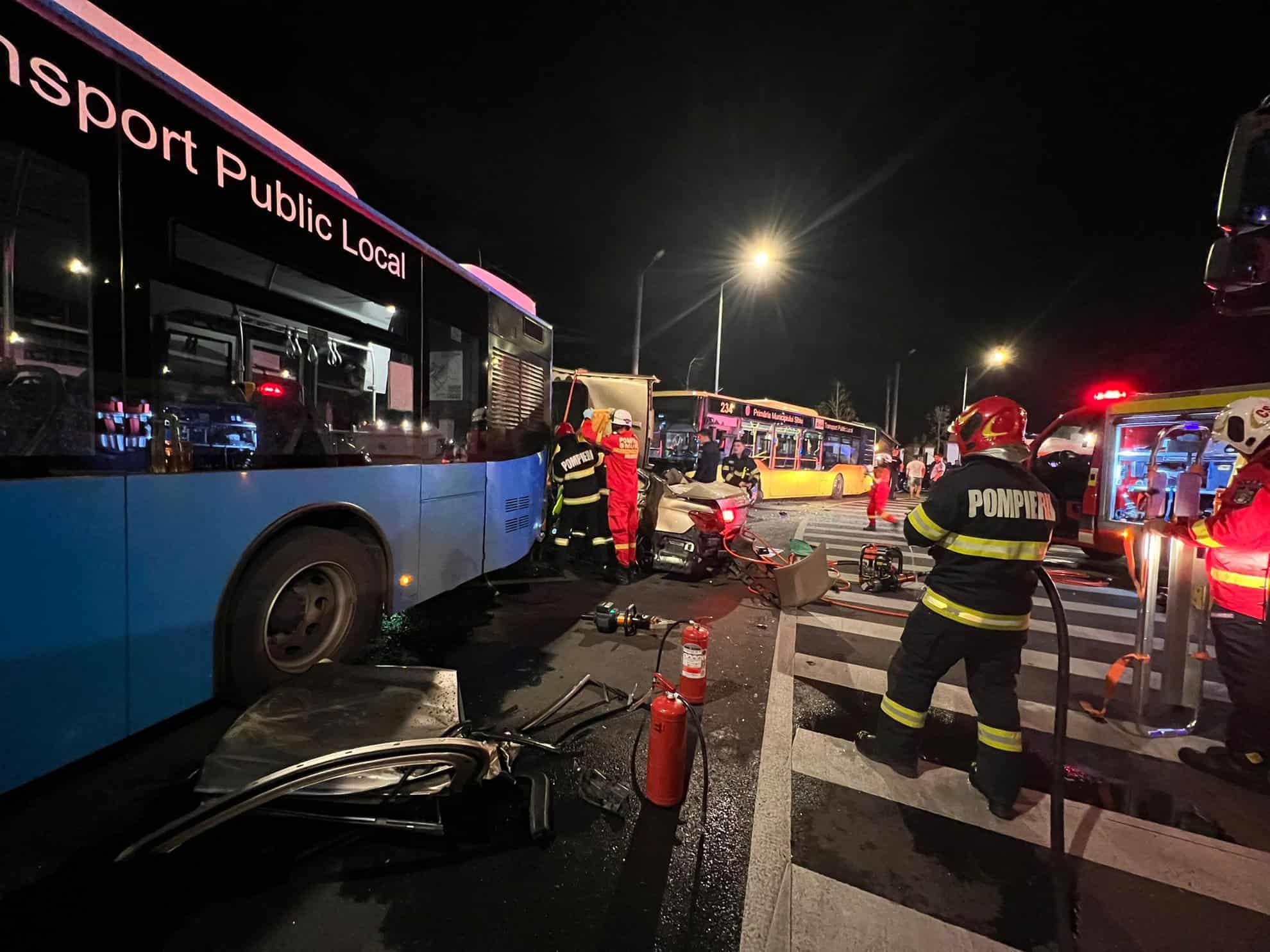 UPDATE VIDEO - Accident grav în giratoriul de la Cimitirul Municipal pe Calea Dumbrăvii: O mașină BMW și două autobuze implicate. Un deces.