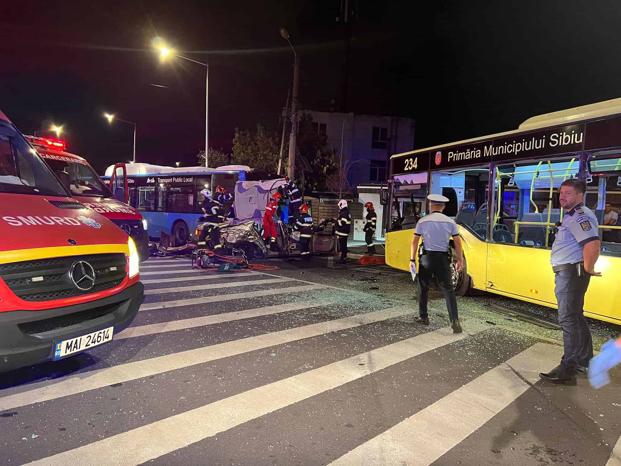 UPDATE VIDEO - Accident grav în giratoriul de la Cimitirul Municipal pe Calea Dumbrăvii: O mașină BMW și două autobuze implicate. Un deces.