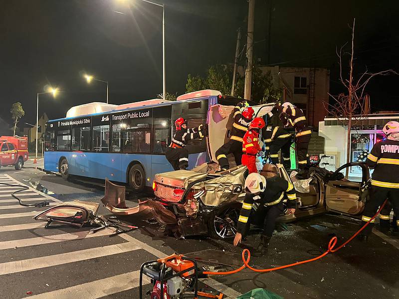 update video - accident grav în giratoriul de la cimitirul municipal pe calea dumbrăvii: o mașină bmw și două autobuze implicate. un deces.